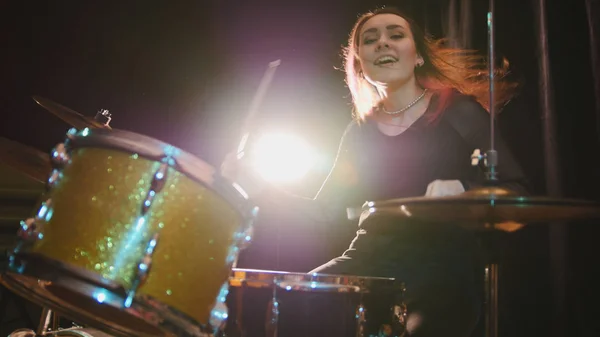 Chica apasionada con el pelo largo percusión baterista realizar música romper - música rock adolescente —  Fotos de Stock
