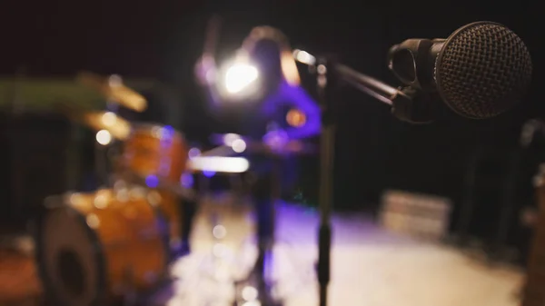 Tiener rockmuziek - gepassioneerd meisje percussie drummer uitvoeren muziek breken,-gerichte — Stockfoto