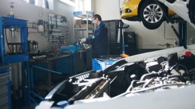 Otomobil - işçi taşlama metal konstrüksiyon bir daire testere, küçük işletme ile onarma