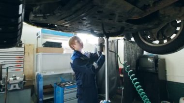 Garaj Oto Servisi - kaldırdı Araba, küçük işletme alt gevşeterek mekanik