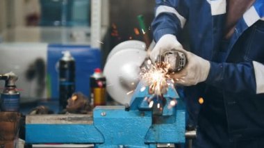 Metal ayrıntı ile bir Daire bıçkılar - araba oto Servisi, sakatladi taşlama işçi görünümü kapatın