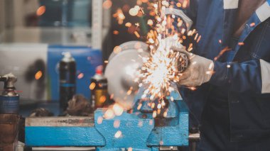 Araba Servisi - metal konstrüksiyon ile bir Daire Testere Bileme çalışan