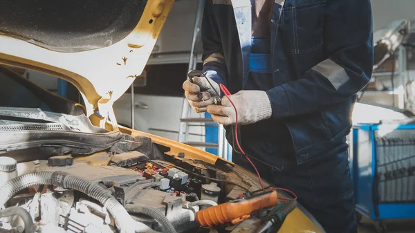 Monteur werkt met voltmeter - elektronica - elektrische bedrading — Stockfoto