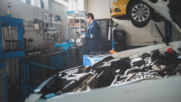 Mecánico en el garaje, coche preparándose para el diagnóstico profesional — Foto de Stock