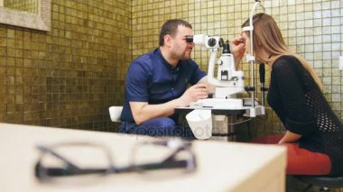 Genç kadına göz hastalıkları doktor - görme Optometristler odada kontrol