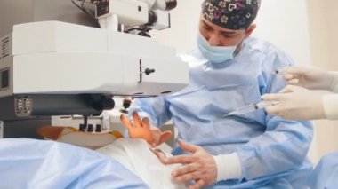 Oftalmoloji - bir cerrah doktor ameliyat bir mikroskop kullanarak gerçekleştirir.