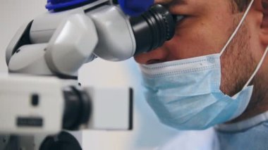 Göz hastalıkları - lazer göz cerrahisi sırasında doktor. Lasik
