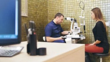 Sarışın Bayan hasta göz hastalıkları doktor - görme Optometristler odada kontrol