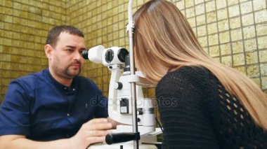 Optometristler oda - göz hastalıkları doktor - hasta kadın görme kontrol