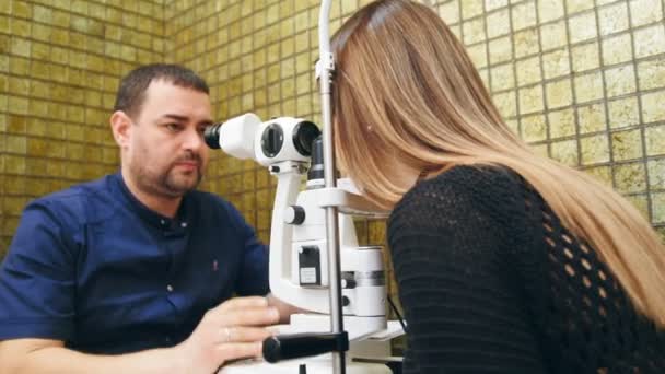 Paciente em sala de optometristas - oftalmologista - checando a visão feminina — Vídeo de Stock