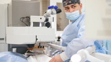 Göz hastalıkları cerrahisi - lazer vizyon düzeltme doktorda