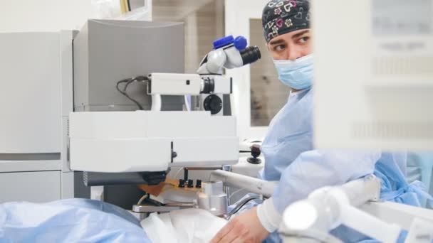 Sala de cirugía en el hospital - médico en el procedimiento oftalmológico - corrección de la visión láser — Vídeo de stock