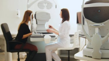 Göz Kliniği - Bayan hasta - tıpta yüksek sağlık teknolojisi için vizyonu ile tanı yapmak göz doktoru