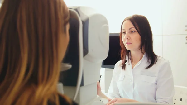Augenarzt in Augenklinik macht Diagnostik mit Vision für den Patienten - Hochleistungstechnologie in der Medizin — Stockfoto
