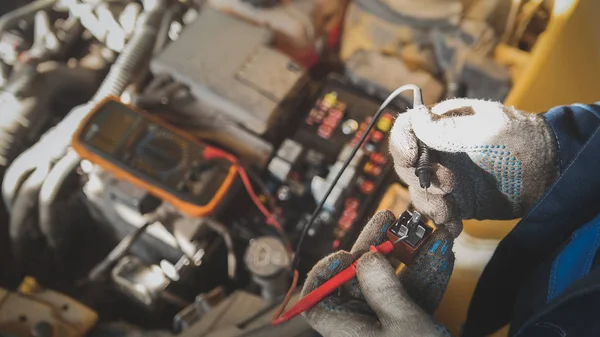 Mekanik inşaat ile araba elektrik - elektrik kablolama, voltmetre