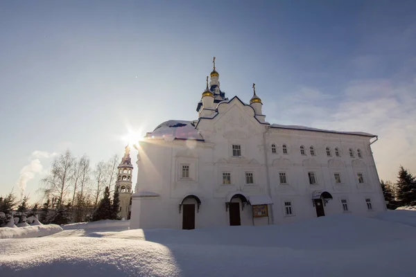 Kazan, Russia, 9 febbraio 2017, Monastero di Zilant - chiesa cristiana bianca in inverno giornata di sole ghiacciata, punto di riferimento religioso — Foto Stock