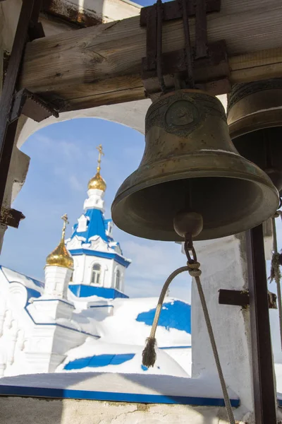 Казань, Россия, 9 февраля 2017 года, железный колокол в башне внутри Зилантского монастыря — стоковое фото