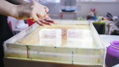 Kırmızı lekeler su - sıvı Ebru sanat teknikleri boyama işlemi