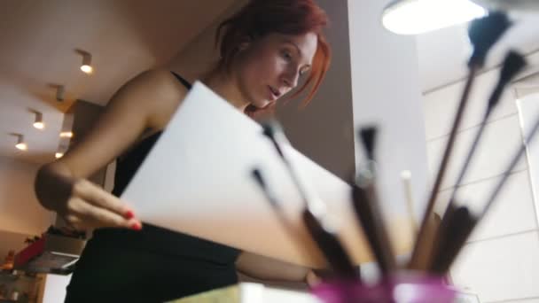 Pittura d'arte - la donna attinge all'acqua nelle tecniche d'arte Liquid Ebru - foglio di carta — Video Stock