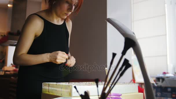 Sıvı Ebru sanat teknikleri - kadın yapmak bir sanat resim resim — Stok video