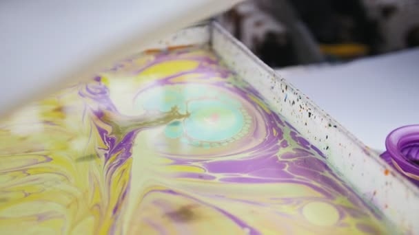 Ручная роспись - женщина рисует на воде в технике искусства Liquid Ebru - готовая картина — стоковое видео