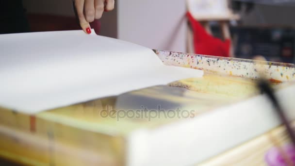 Peinture à la main - la femme puise dans l'eau dans la technique de l'art de l'Èbre liquide - image finie 