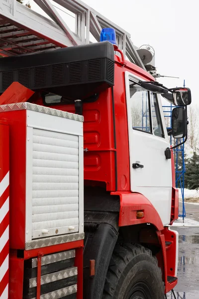 Cabina del camion dei pompieri - grande veicolo antincendio russo rosso — Foto Stock