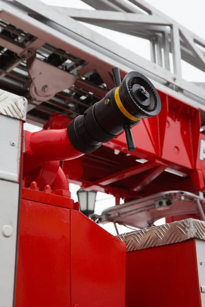 Mangueras de agua en camión de bomberos - gran vehículo de extinción de incendios ruso rojo — Foto de Stock