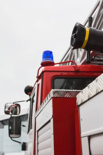 Feux clignotants dans le camion de pompiers - grand véhicule rouge russe de lutte contre l'incendie — Photo
