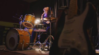 Hard rock müzik - gerçekleştirme aşağı davul break - çekici kız akan ile saç