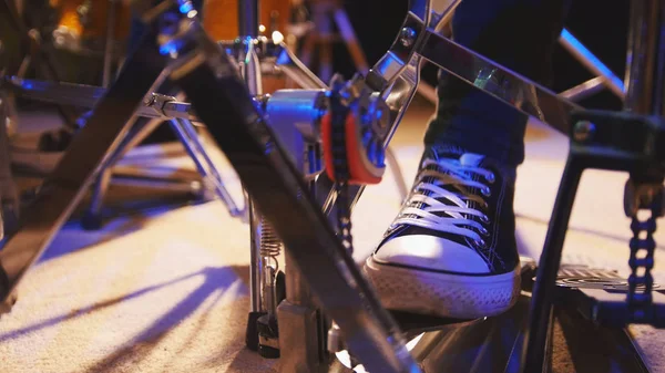 Drummers voet in sneakers verplaatsen bass drum-pedaal — Stockfoto