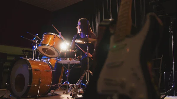 Menina baterista, atraente jovem toca bateria — Fotografia de Stock