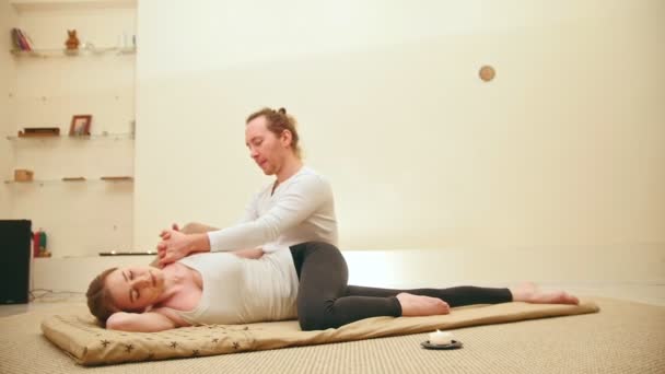 Geleneksel Tay masajı tedavisi için beyaz kadın - omuzlar — Stok video