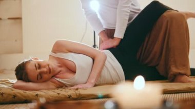 Tay Terapi - Masaj - beyaz kadın zevk spa salonda alır.