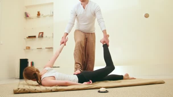 Sessão de massagem extrema - terapia tradicional - impacto na coluna vertebral e pernas para mulheres caucasianas — Vídeo de Stock