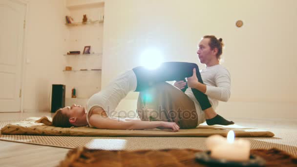 Séance de massage aux bougies - thailand traditionnel étirement pour jeune modèle féminin — Video