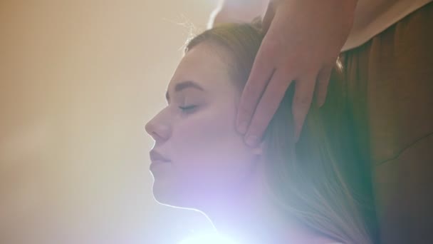 Maschio massaggiatore elaborazione thai sessione di massaggio per la testa di attraente bionda modello femminile — Video Stock