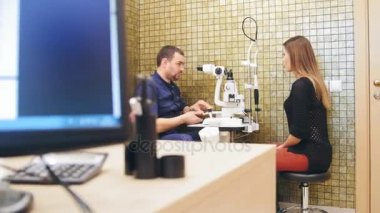 Beyaz Bayan hasta göz hastalıkları doktor - görme Optometristler odada kontrol