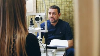 Odadaki kadın görme kontrol optometrist - göz hastalıkları doktor - sarışın kadın