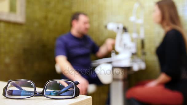 De-odaklı: Göz hastalıkları doktor - görme Optometristler odada kontrol — Stok video