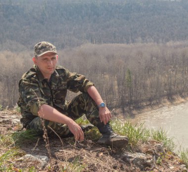 Mount rock River-seyahat konsepti zeytin askeri üniforma giymiş güçlü yetişkin adam, yakın yukarı