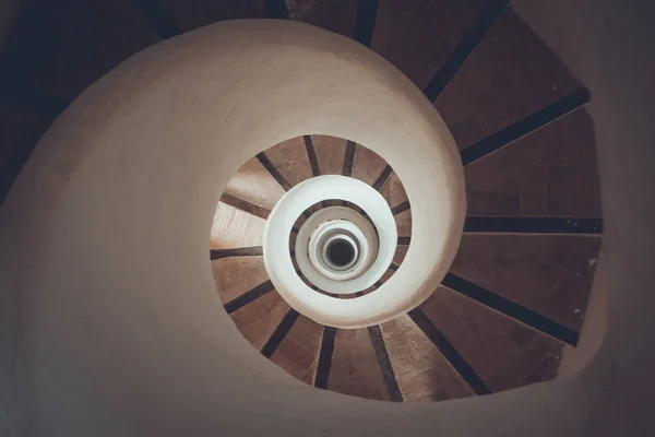 Escadaria em espiral de círculo - conceito geométrico — Fotografia de Stock Grátis