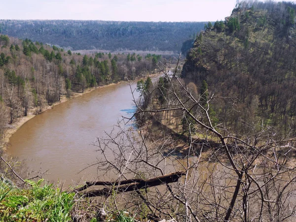 Vue sur les montagnes rivière - printemps paysage itinérant — Photo