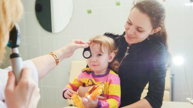 Oftalmoloji - doktor görme, küçük kıza - Childs'ı sağlık kontrol eder.
