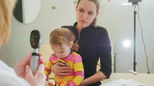 Augenheilkunde - Arzt berät die Mutter des Mädchens über das Sehvermögen des kleinen Mädchens - Kindergesundheit — Stockfoto