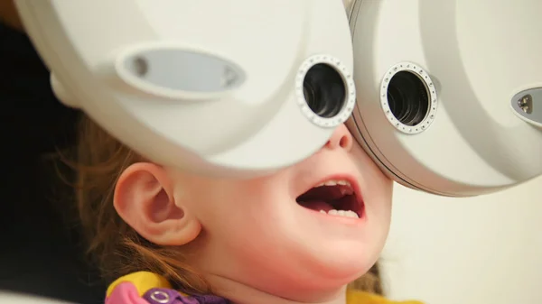 Cuidados de saúde - pequena menina bonita no quarto oftalmologista — Fotografia de Stock