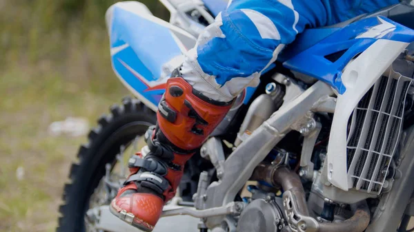 Mxgirl på Dirtbike-motocross sport — Stockfoto