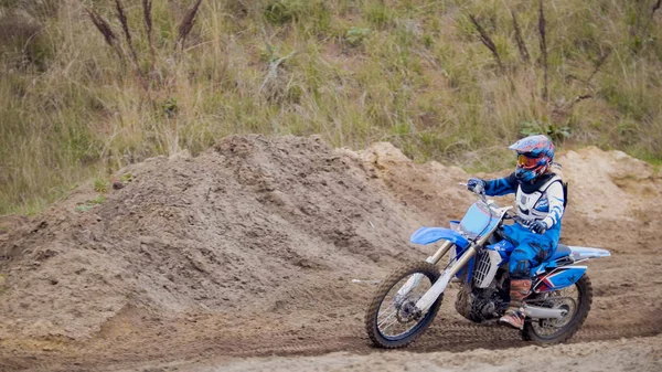 Motocross racer på smuts cykel på sport spår — Stockfoto