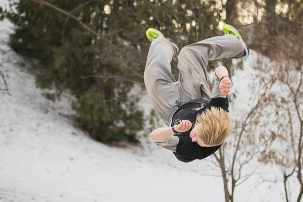 Backflip parkour skoki zimą Snow Park-Free-Run szkolenia — Zdjęcie stockowe