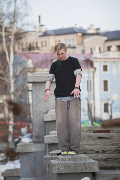 Parkour kış parkta-sarışın adam genç akrobatik atlamak için hazır-Flip